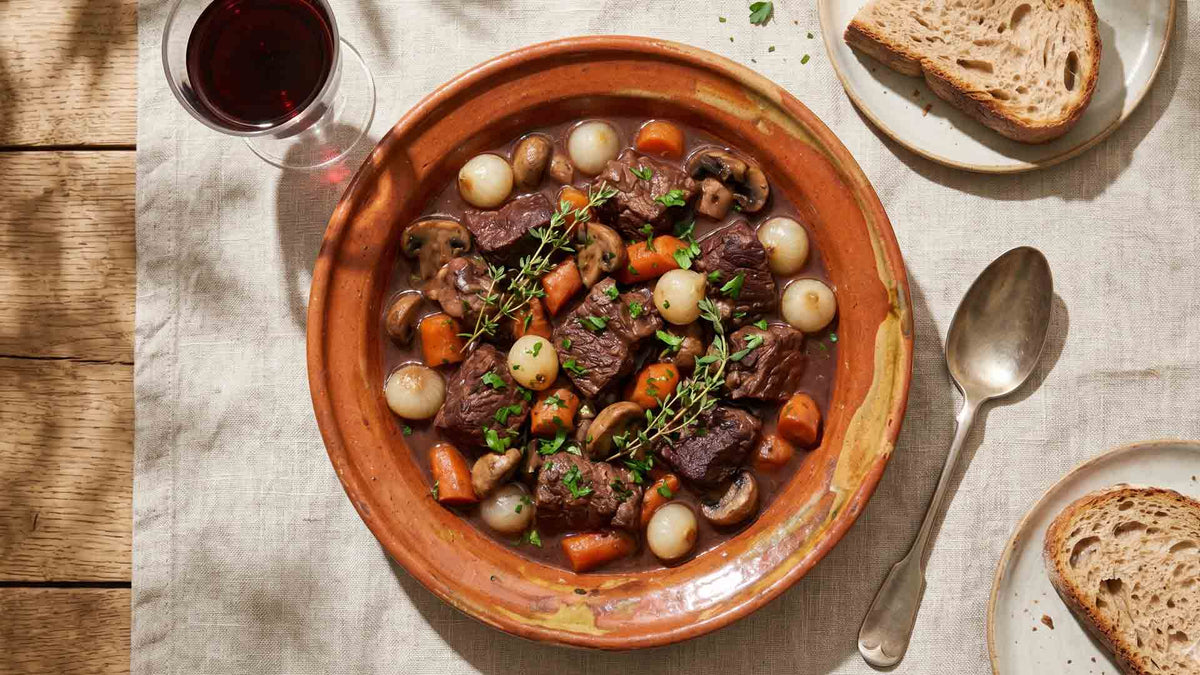 Bœuf braisé au pinot noir et petits oignons