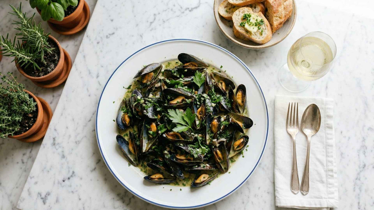 Moules marinières au vin blanc et persil frais