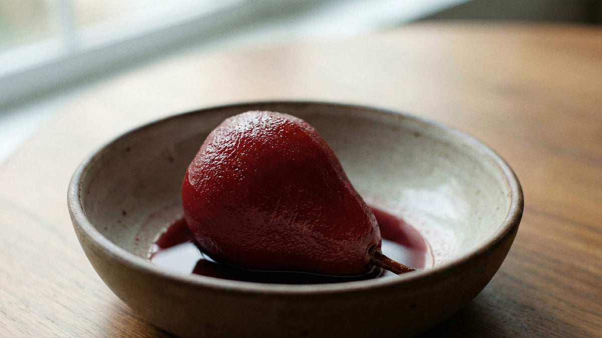 Poire pochée au vin rouge