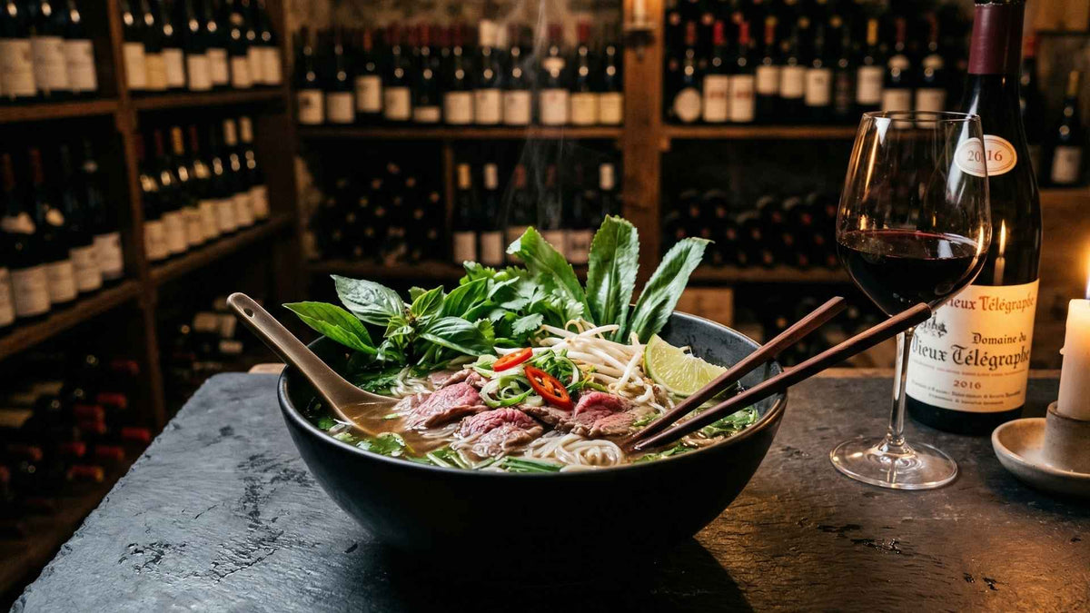 Pho vietnamien au bœuf et herbes fraîches parfumées