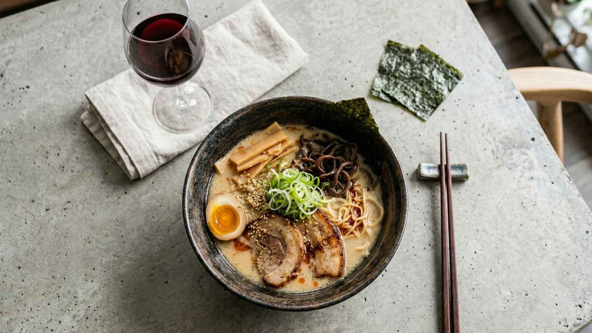 Ramen japonais au bouillon de porc et œuf mariné