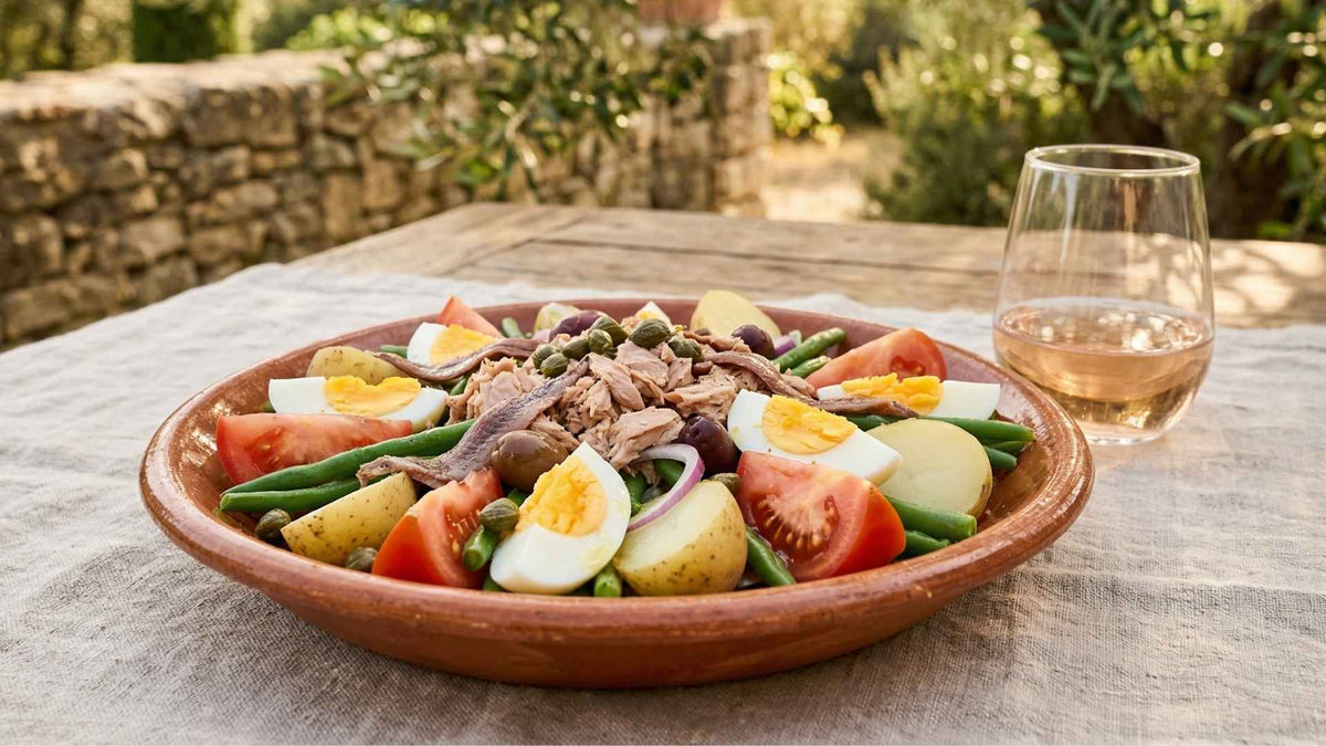 Salade niçoise traditionnelle au thon et œuf dur