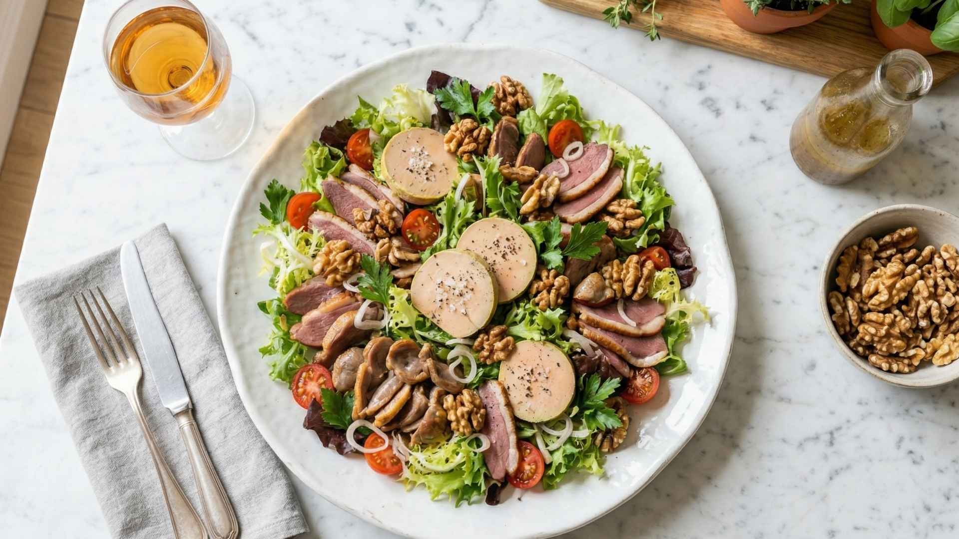 Salade périgourdine au foie gras et noix du Périgord