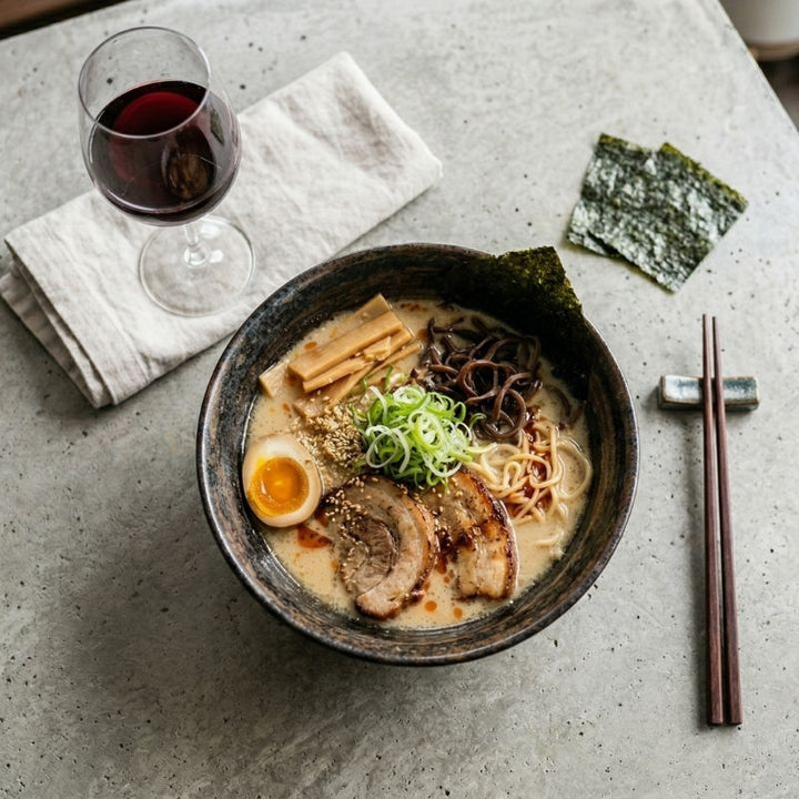 Ramen japonais au bouillon de porc et œuf mariné