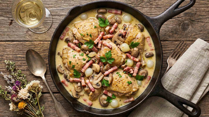 Coq au vin de Morgon et lardons fumés
