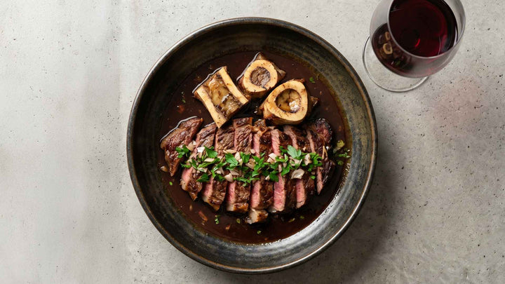 Entrecôte grillée, sauce bordelaise et moelle